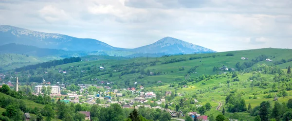 Panorama Petite Ville Yasinia Sur Fond Montagnes Des Carpates — Photo