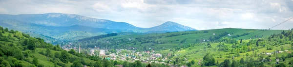 Panorama Small Town Yasinia Backdrop Carpathian Mountains — Stock Photo, Image