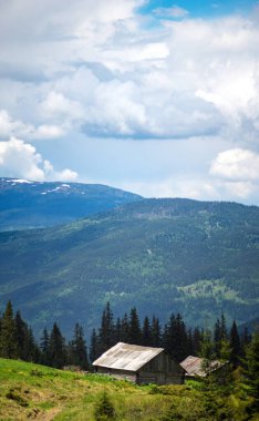 Bir bahar günü Ukrayna Karpatları 'nda sıradağlar. Dinlen ve dağlarda dolaş. Güzel manzara.
