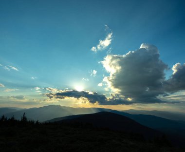 Yazın Ukrayna 'da Karpatlar' da gün batımının güzel manzarası