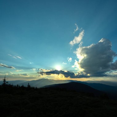 Yazın Ukrayna 'da Karpatlar' da gün batımının güzel manzarası