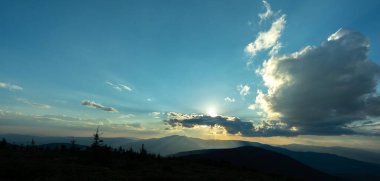 Yazın Ukrayna 'da Karpatlar' da gün batımının güzel manzarası