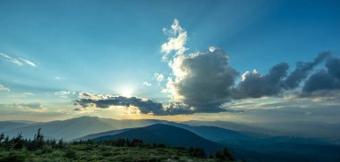 Yazın Ukrayna 'da Karpatlar' da gün batımının güzel manzarası