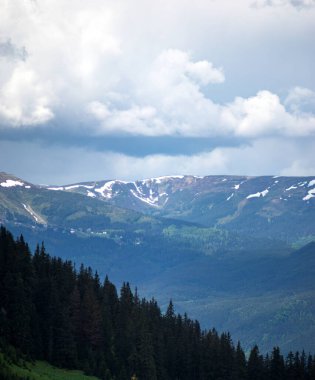 Bir bahar günü Ukrayna Karpatları 'nda sıradağlar. Dinlen ve dağlarda dolaş. Güzel manzara.