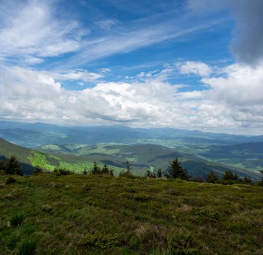 Dağ çayırının manzarası, mavi gökyüzü ve bulutlar. Dağın manzarası. Seyahat ve tatil dağlarda.