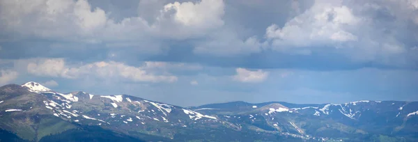 Bir Bahar Günü Ukrayna Karpatları Nda Sıradağlar Dinlen Dağlarda Dolaş — Stok fotoğraf