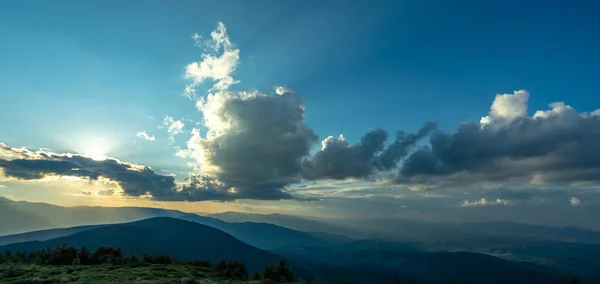 Krásné Panorama Západu Slunce Karpatských Horách Létě Ukrajině — Stock fotografie