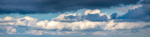 Beau Panorama Nuages Dans Ciel Dans Les Montagnes — Photo