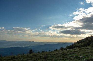 Ukrayna Karpatları için güzel bir gün doğumu. Ukrayna 'da sabah manzarası