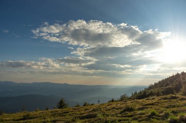 Ukrayna Karpatları için güzel bir gün doğumu. Ukrayna 'da sabah manzarası
