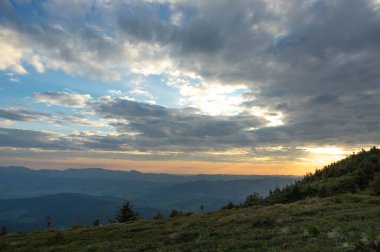 Ukrayna Karpatları için güzel bir gün doğumu. Sabah manzarası