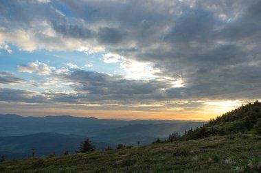 Ukrayna Karpatları için güzel bir gün doğumu. Dinlen ve dağlarda dolaş. Sabah manzarası
