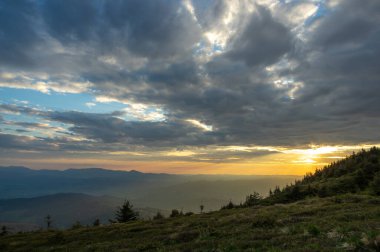 Ukrayna Karpatları için güzel bir gün doğumu. Dinlen ve dağlarda dolaş. Sabah manzarası