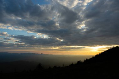 Ukrayna Karpatları için güzel bir gün doğumu. Dinlen ve dağlarda dolaş. Sabah manzarası