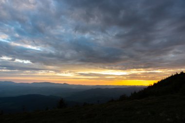 Ukrayna Karpatları için güzel bir gün doğumu. Dinlen ve dağlarda dolaş. Sabah manzarası