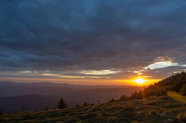 Ukrayna Karpatları için güzel bir gün doğumu. Dinlen ve dağlarda dolaş. Sabah manzarası