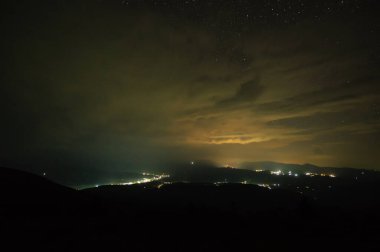 Ukrayna Karpatları 'ndaki köyün üzerindeki güzel yıldızlı gökyüzü. Dinlen ve dağlarda dolaş. Gece manzarası