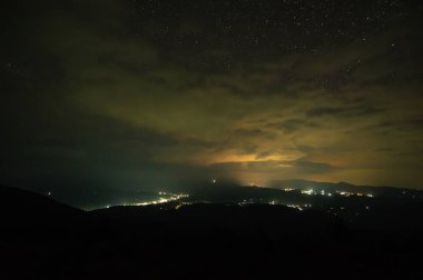 Ukrayna Karpatları 'ndaki köyün üzerindeki güzel yıldızlı gökyüzü. Dinlen ve dağlarda dolaş. Gece manzarası