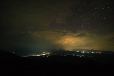 Ukrayna Karpatları 'ndaki köyün üzerindeki güzel yıldızlı gökyüzü. Dinlen ve dağlarda dolaş. Gece manzarası