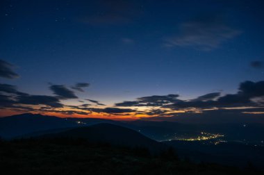 Yazın Karpat Dağları 'nda çok renkli güzel bir günbatımı. Dinlen ve dağlarda dolaş. Akşam manzarası