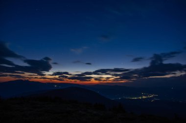 Yazın Karpat Dağları 'nda çok renkli güzel bir günbatımı. Dinlen ve dağlarda dolaş. Akşam manzarası
