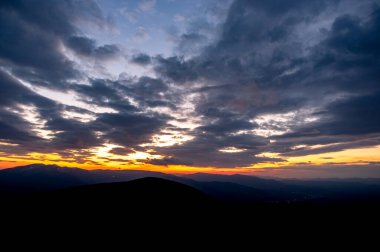 Yazın Karpatya dağlarında çok renkli güzel bir gün doğumu. Dinlen ve dağlarda dolaş. Sabah manzarası