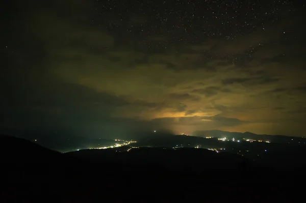 Krásná Hvězdná Obloha Nad Vesnicí Ukrajinských Karpat Odpočiňte Vydejte Hor — Stock fotografie