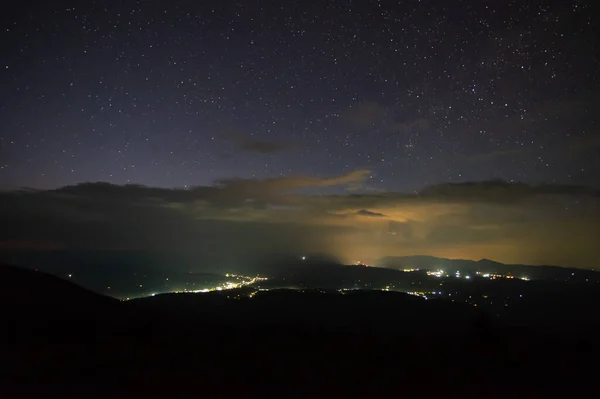 美丽的星空笼罩着乌克兰喀尔巴阡山的村庄 在山上休息和旅行 — 图库照片