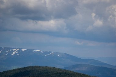 Yazın başında Ukrayna 'da Karpat Dağları, dinlenme ve dağlarda seyahat, güzel manzara