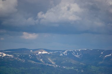 Yazın başında Ukrayna 'da Karpat Dağları, dinlenme ve dağlarda seyahat, güzel manzara