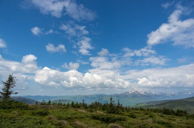 Dağ çayırı, mavi gökyüzü ve bulutlar. Dağın manzarası. Seyahat ve tatil dağlarda.