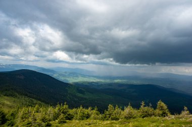 Ukrayna 'daki Karpat dağlarında yağmur ve fırtına. Güzel manzara.