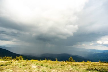 Ukrayna 'daki Karpat dağlarında yağmur ve fırtına. Güzel manzara.