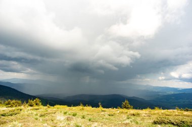Ukrayna 'daki Karpat dağlarında yağmur ve fırtına. Güzel manzara.