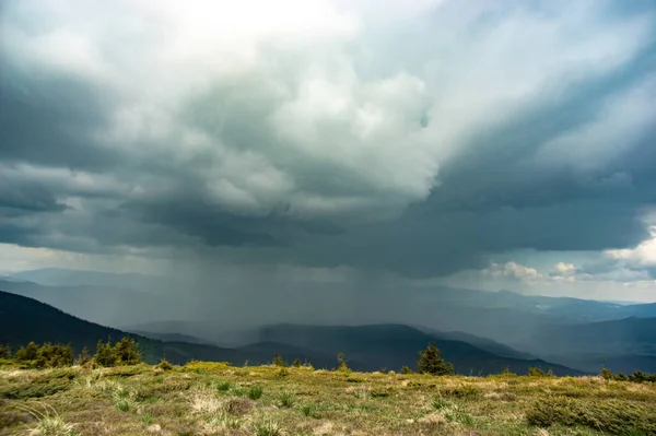 Lluvia Tormenta Las Montañas Los Cárpatos Ucrania Hermoso Paisaje — Foto de Stock