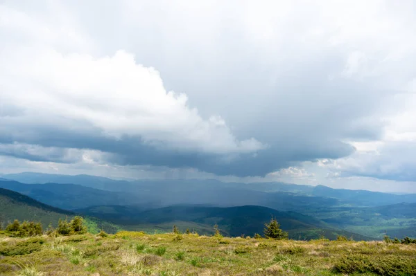 Regen Und Gewitter Den Karpaten Der Ukraine Schöne Landschaft — Stockfoto