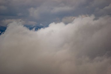 Yazın Karpatya dağlarında yağmurlu ve sisli hava. Dağ manzarası