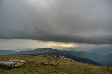 Yazın Karpatya dağlarında yağmur bulutu ve yağmur duvarı