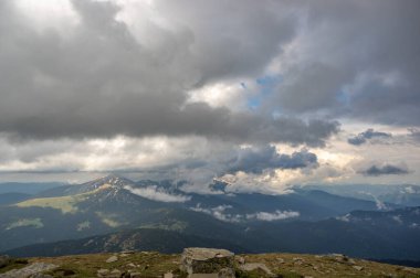 Yağmurdan sonra bulutların içinde Hoverla Dağı. Karpatya manzarası