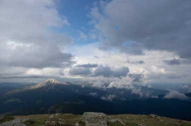 Yağmurdan sonra bulutların içinde Hoverla Dağı. Karpatya manzarası