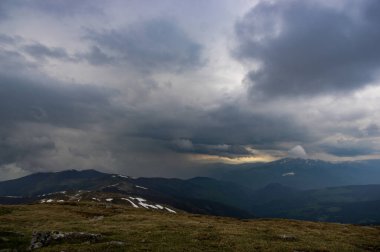 Yazın Karpatya dağlarında yağmur bulutu ve yağmur duvarı