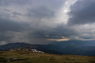 Yazın Karpatya dağlarında yağmur bulutu ve yağmur duvarı
