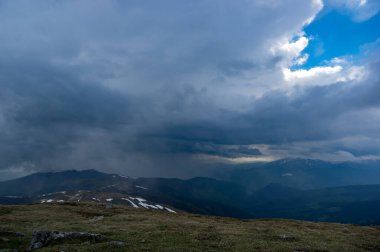 Yazın Karpatya dağlarında yağmur bulutu ve yağmur duvarı