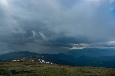 Yazın Karpatya dağlarında yağmur bulutu ve yağmur duvarı