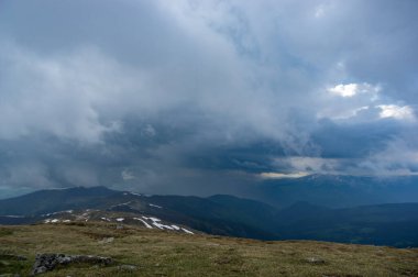 Yazın Karpatya dağlarında yağmur bulutu ve yağmur duvarı