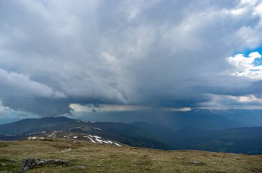 Yazın Karpatya dağlarında yağmur bulutu ve yağmur duvarı