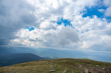 Yazın Karpatya dağlarında yağmur bulutu ve yağmur duvarı
