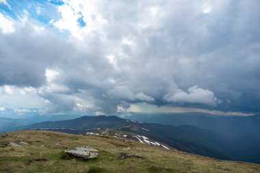 Yazın Karpatya dağlarında yağmur bulutu ve yağmur duvarı