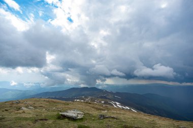 Yazın Ukrayna 'da Karpat Dağları' nda dağın tepesinde bir taş yığını