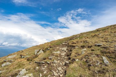 Mavi gökyüzünün arka planına karşı Karpatlar 'daki dağı takip edin.